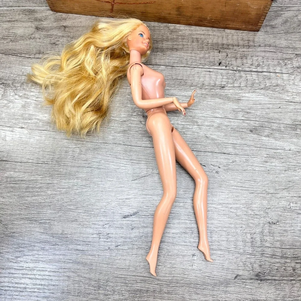 1979 Mattel Beauty Secrets Barbie Doll Nude,‎ articulated hands
